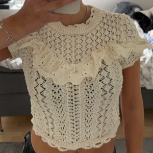 Topp från zara - Jättefin topp från zara med volang. Den är krämvit. Skick 10/10 använd några få gånger.