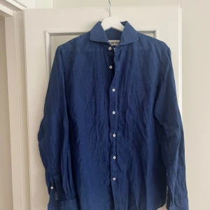 Linneskjorta - Zgander - Linneskjorta från helsingborgsbutiken Zgander. 100% linne. Uppskattar att 39 är runt storlek M. 