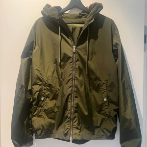 Moncler Windbreaker  - Jackan är köpt från Vestiere och kvitto finns. Jackan är i mycket bra sick. Pris kan diskuteras!