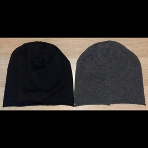 2 ”beanie” mössa grå & svart - 2 beanie mössa, svart & grå, bra skick, Bild 2 & 3 visar hur mössorna sitter på huvudet, material: bomull