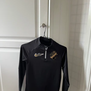 AIK träningströja - Säljer en aik träningströja drifit adv som endast är använd ett fåtal gånger. Storleken är i xs och skicket är 9/10