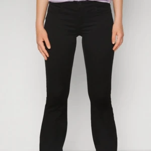 Low flare jeans - . Svarta lågmidjade flared jeans från only. Helt slutsålda i nästan alla storlekar, säljer pga att jag inte tycker de passar mig bra. Fick de i julklapp och han inte skicka tillbaka. Har använt de en gång. Ny pris 490. Storlek Sx30 Skriv för mått🤗