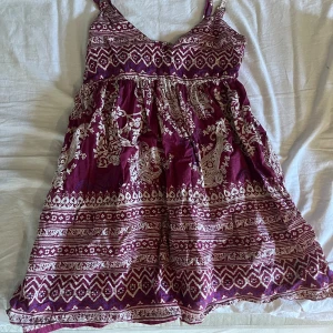 Klänning - Jätte fin Rosa/lila klänning från indiska💕 storlek M egentligen men den är insydd vid ryggen (bild 3 & 4) så den sitter nu som S. Bra skick, postar inom en dag💕