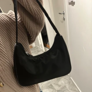 Handväska  - Handväska från Monki som inte kommer till användning🌸 Väskan har en ficka med dragkedja på insidan🌷Inga defekter, nyskick💕