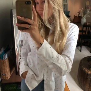 Skjorta med stenar - Nästintill nyskick. Inga stenar har släppt. Passar XS-M beroende på hur man vill att den sitter på. 