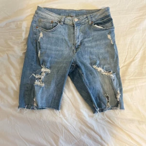 Jeansshorts  - Jeansshorts från hm i fint skick. Är medelhögmidjade och har ungefär samma längd som cykelbyxor. 