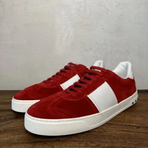 Valentino flycrew - Säljer dessa feta valentino flycrew skorna i 8/10 skick dustbag och box medföljer, skorna kommer i storlek 43,44 retur om köparen ångrar sitt köp✅