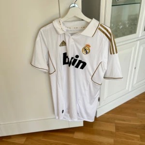 Ronaldo Real Madrid T Shirt - Storlek M, den är i nyskick. Skriv till mig för mer bilder!