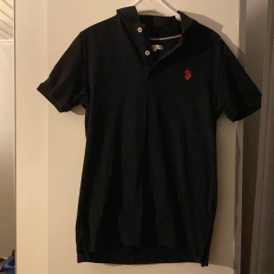 S.polo assen, svart  - Bra skick , bra nu till sommaren storlek  12-13 years frakt från 39kr 