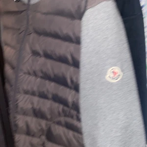  Grå moncler cardigan  - Den är i bra skicka inga hål eller så. Säljes pga av att den är för liten nu. Storlek 3 som motsvarar storlek M men passar även L.