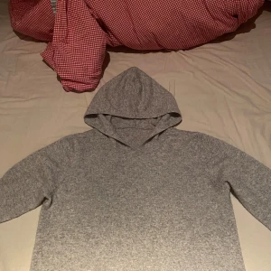 Kashmir Hoodie  - Tjenare säljer nu min feta Kashmir Hoodie Skick10/10 100% Kashmir  Hör av er vid minsta fundering 