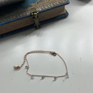 Roseguldig fotlänk ✨ -  Roseguldig fotlänk 50 cm omkrets men är också justeringbar som du ser på sista bilden. Smycket är ifrån en smyckes butik i Sydkorea köpt förra sommaren är i jättebra skick köpt för 100 kr säljer för 25 kr