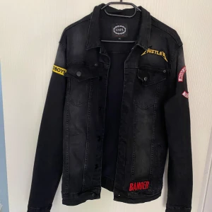 Jeansjacka strl L  - Jeansjacka strl L  Med olika tryck Använd sparsamt  Fint skick  Svart  UNPL 