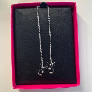 Playboy örhängen - Säljer dessa snygga Playboy örhängen, aldrig använt 