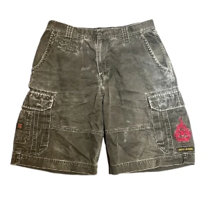 jnco shorts - Vintage JNCO flame jorts. Extrem grail och sjukt unikt och sällsynt plagg. Går inte att få tag på någon annanstans. Storlek 34 men sitter perfekt på mig som har 32. Kom gärna med bud eller trades! 