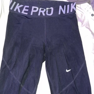 Nike träningsbyxor  - Nike träningsbyxor, defekt på andra bilden 