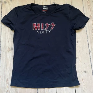 Miss Sixty T-shirt  - Supercool miss sixty T-shirt med diamanter😍!! Står storlek M men skulle säga att den mer är S! Skriv ifall du har frågor!!🤘🤘