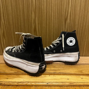 Converse Run Star Hike  - Använda fåtal gånger, lite smutsiga skosnören annars hela och rena 💕 nypris 1300kr