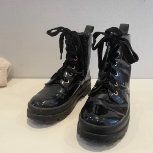 Svart känga i lack barnsko stl 32 - Sparsamt använda Ev. Porto betalas avvköpare