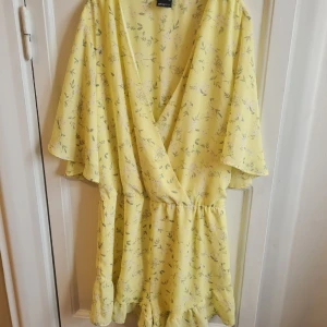 Gul blommig jumpsuit Gina Tricot 36 - 🌷 Se mina andra annonser också! 🌷 Kort härlig jumpsuit från Gina Tricot. Sömmen släppt på ett ställe nertill. Saknas ett fäste i urringningen. Annars superfin!