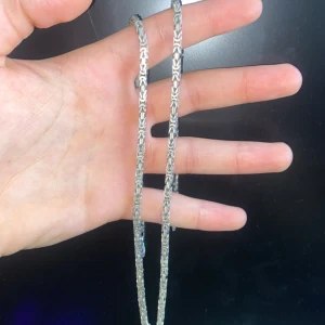 Kejsarlänk  - Riktig fett kejsarlänk köpt för cirka 4800 kr mitt pris 2000 kr priset kan diskuteras vid snabb affär säljer  jag inte har använt den på ett tag använt några fåtal gånger skriv om frågor uppstår skriv gärna  catwalk jewerly äkta silver såklart✅60 cm 