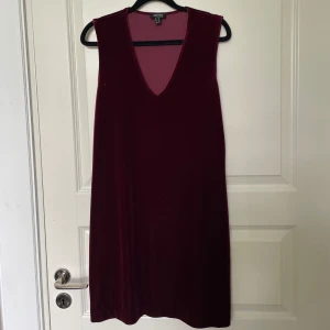 Vinröd sammetsklänning  - Superfin vinröd sammetsklänning från sprit i storlek xl, dock liten i storlek- snarare en medium<3