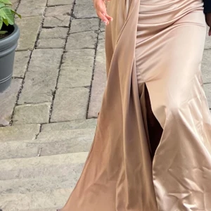 Festklänning  - Säljer min förlovnings klänning som är använd endast några timmar.