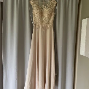 Bal klänning - Champagne beige fin balklänning med spets upptill och mesh. Bra kvalitet. Nypris 3500kr. Skarf tillkommer i samma typ som nederdelen på klänningen.🤍