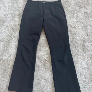 Lågmidjade kostymbyxor  - Lågmidjade kostymbyxor som är i nyskick. Innerbens längden är 71 cm och är i storlek 38/M. Säljer för att de inte passar mig. Nypris 500 kr säljer för 300, men priset går att diskutera 