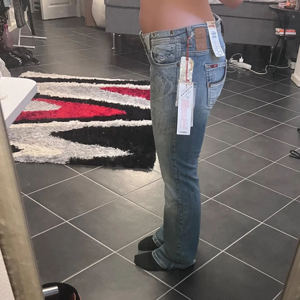 Fina Low waisted jeans från only, aldrig använda med prislapp. Står storlek 42 längs 32 men dem är små i storlek så skulle säga 38/40 eller en M åt det större hållet, jag har normalt stolen S i jeans och dem sitter lite löst på mig. . Jeans & Byxor.