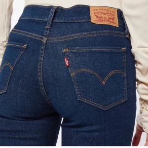 Levi’s jeans  - Jag säljer ett par oanvända Levi’s 710 super skinny i storlek W25 tyvärr sitter inte lappen kvar. Dessa byxorna är lågmidjade. 