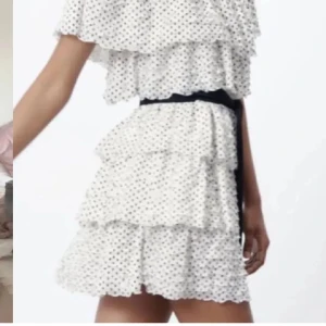 Zara klänning - Super fin klänning från zara som inte säljs längre💕Storlek M men passar även XS