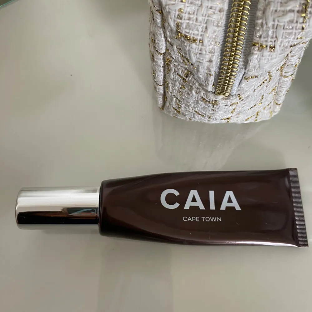 Säljer denna caia liquid bronzer i färgen cape town💗 Ungefär 4/5 kvar🩷🩷. Skönhet.