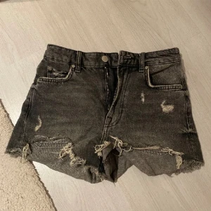 Jeansshorts - Snygga och populära jeansshorts ifrån Zara! Super bra skick, säljer billigt för att jag vill bli av med dem! Nypris: 359kr❤️😍