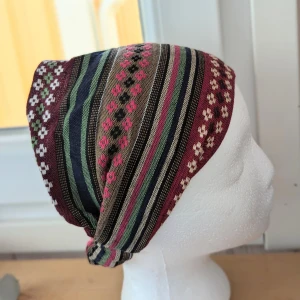 Mönstrad hippe hårband i olika färger/Boho Style Mönster Stickning Pannband/huvudband - En färgglad hippe hårband/hår accessoarer med ett mönster av ränder och blommor i färgerna röd, grön, blå, rosa, svart och vit. hårbandet har en lös passform och är tillverkad i ett stickat material.Håraccessoare