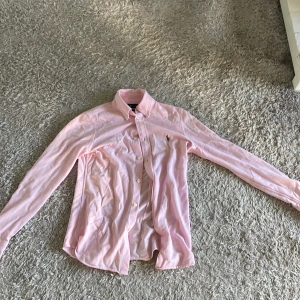 Ralph Lauren skjorta - Säljer min ralph lauren skjorta, väldigt bra skick, nästintill aldrig använd!