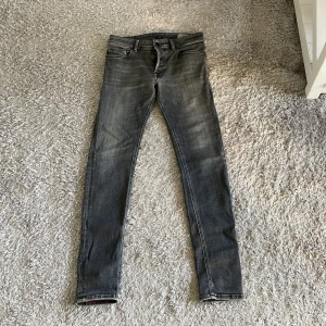 Diesel jeans - Säljer mina gråa diesel jeans, aldrig använda! Väldigt bra kvalite!