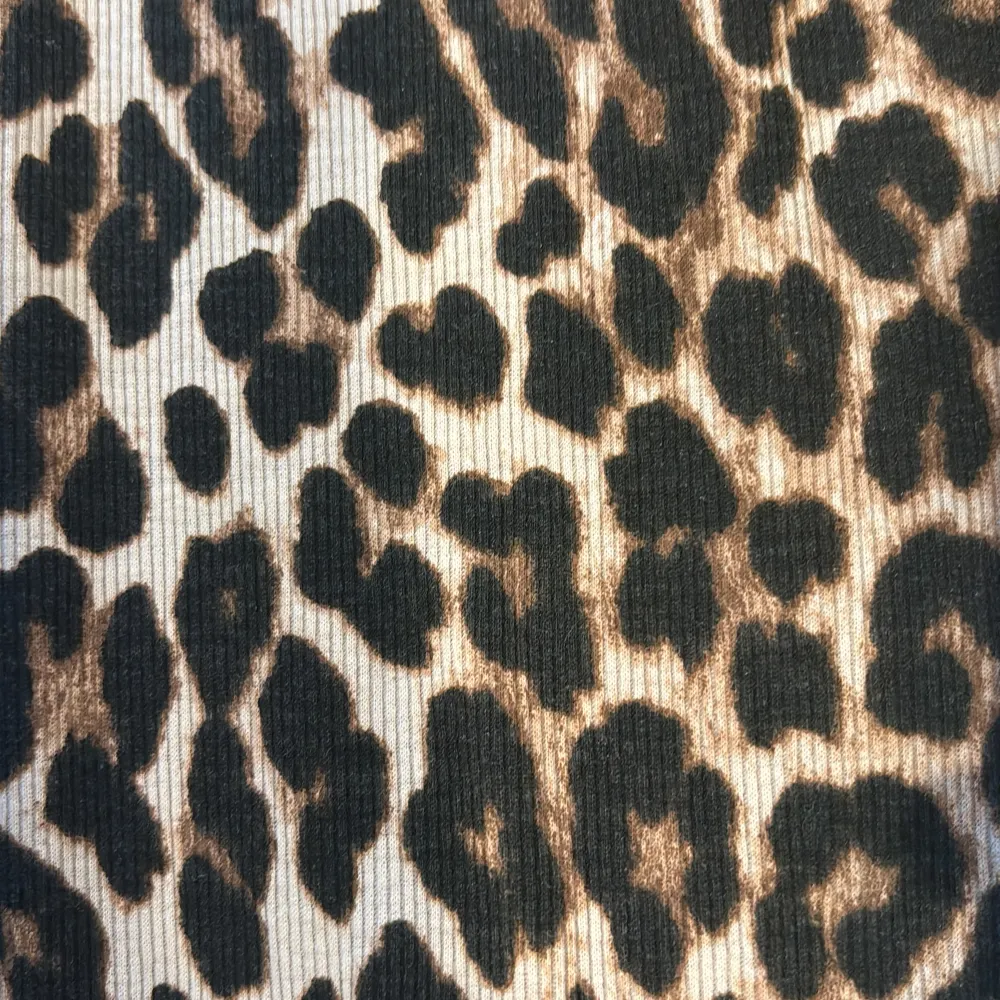 Hej! Mina leopard pjamas byxor är tyvärr för stora för mig så Därför säljer jag dom. Storlek S. Dom ser lika dana ut bak som fram. Jätte fint mönster 😊. Jeans & Byxor.