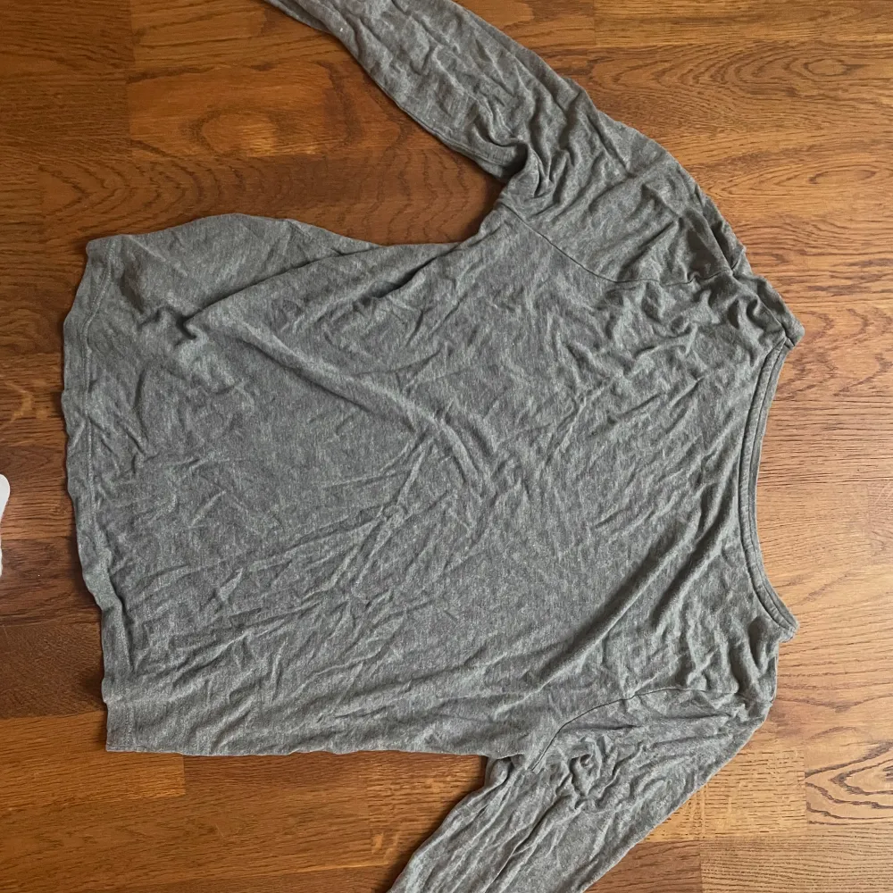 En grå långärmad tröja i storlek Xs/S. Inte använd mer än 2 gånger och inte på länge(som man kan se på bilden…).. Tröjor & Koftor.