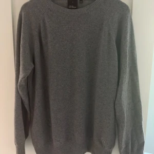 Oscar jacobsson stickad tröja - En stickad tröja från Oscar jacobsson i nyskick använd endast 1 gång. Nypris 1299kr