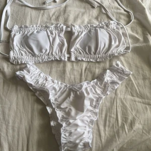 Bikini - En jättefin vit bikini som är helt oanvänd. Det är storlek S men passar som S/XS. Pris kan diskuteras 🩷