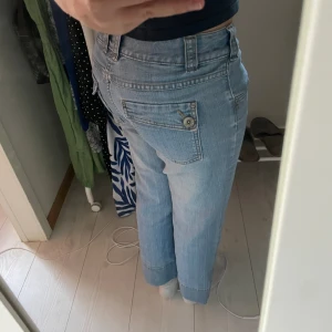 Ljus blåa jeans  - Väldigt fina och bekväma men passar inte just mig så bra! 