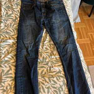 Marinblåa jeans från levi strauss & co. Modellen är 510. Andvända men i fint skick.