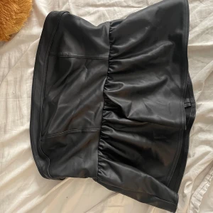 Läder topp - Säljer denna trendiga topp då den inte kommer till användning, aldrig använt tidigare. 