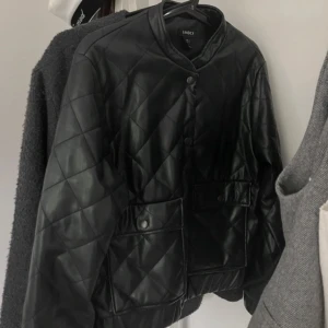 Snygg jacka - Säljer denna snygga jacka i skinnimmitation! Älskar denna men kommer tyvärr inte till användning längre och säljer därför vidare💕💕 Snygg passform, bra skick och passar till både vardag och uppklätt✨✨  Hör av er vid eventuella frågor🥰