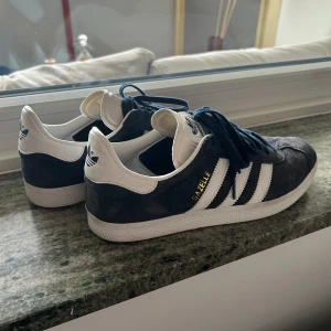 Adidas gazelle marinblå i gott skick  - Säljer nu mina gazelle i marinblå färg. Använda fåtal gånger, inget defekt. Fattas sula i pga att jag har egna sulor.. 