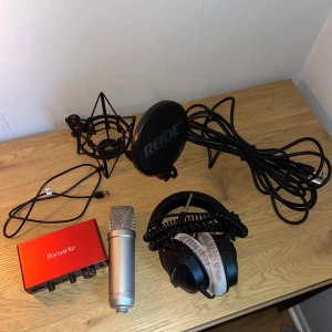 Musik Prylar - Hej säljer mina studio prylar! Focusrite scarlett solo 3rd gen ljudkort, Rode NT1-A Mikrofon och Dt 770 pro 250 hmo Hörlurar. Allt du behöver för att skapa musik för ett bra pris. Hör av er vid intresse! 😁