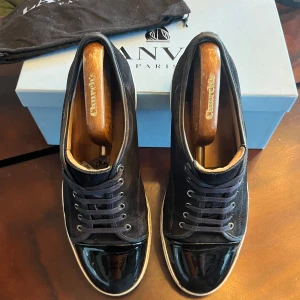 Mörblåa Lanvin - Sjukt snygga mörkblåa Lanvin, storlek 43 - uk 9. [Nypris ca 4000kr.] Allt og medöljer box, dustbag samt nk påse. Köp gärna via frakt! 📦