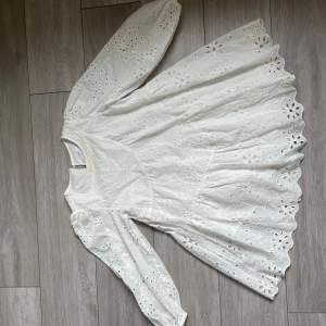 Säljer denna vita klänning från zara!💓storlek 140 men är större i storlek. Endast andvändning 1 gång så är i bra skick.💓finns inte att köpa på zara längre.