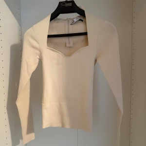 Choker topp - • Storlek S • Från Zara • Aldrig använd  •Vit/Beige • Storlek S • Frakt från 35kr